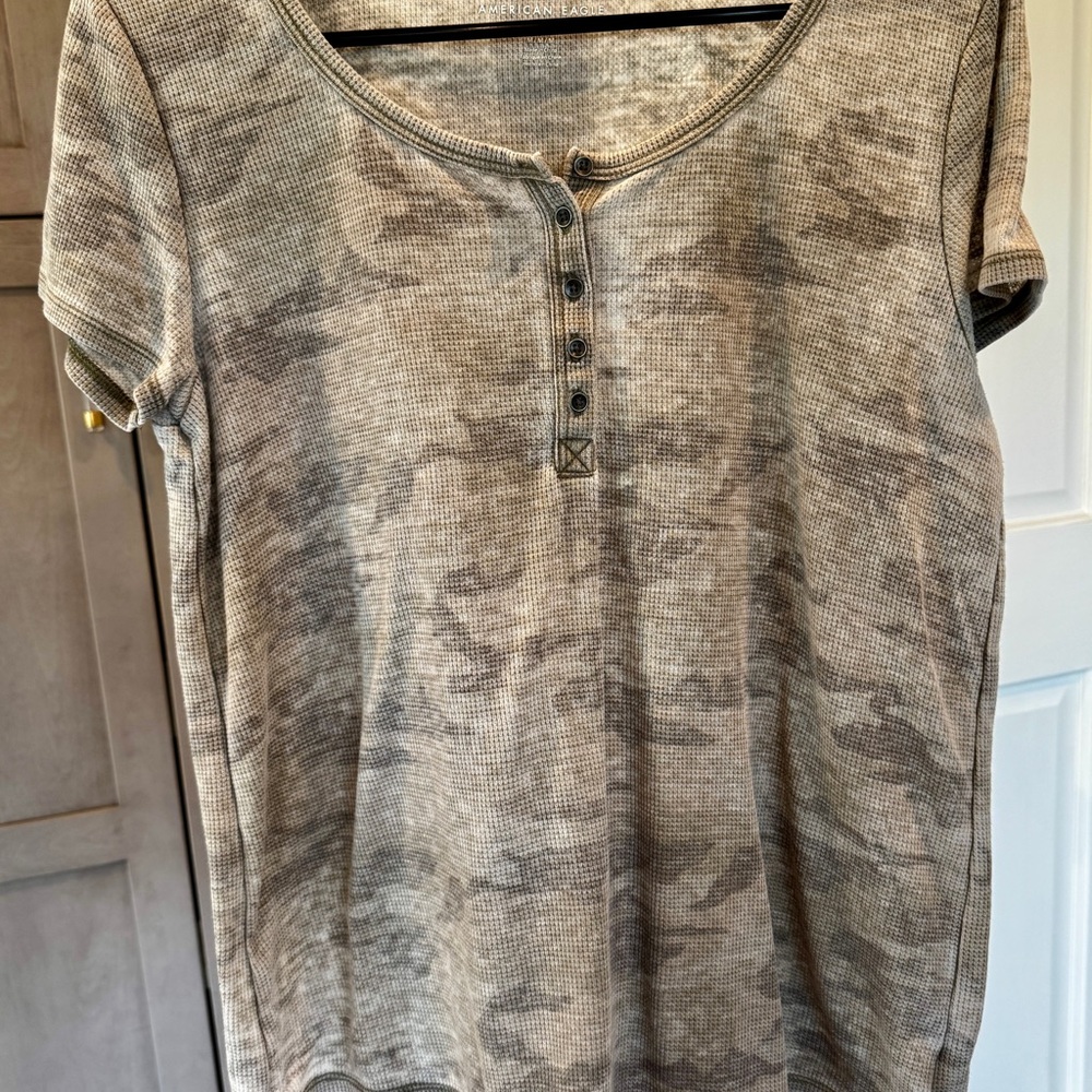 American Eagle Button Camo Short Sleeved Shirt M